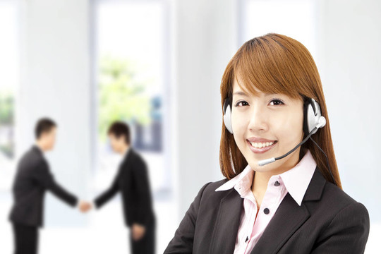 在客戶服務(wù)電話的女商人