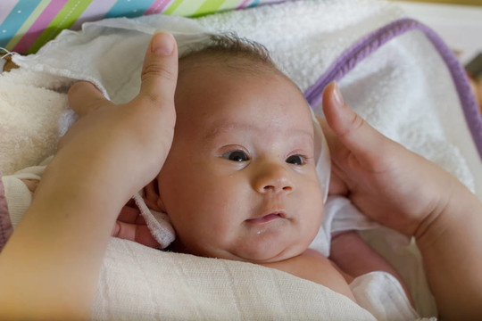 沐浴后可愛(ài)的嬰兒