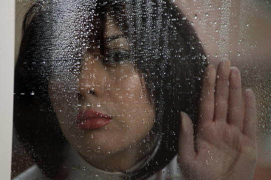 雨中窗上的女人