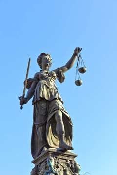 德國(guó)在法蘭克福的羅默的正義女神雕像前