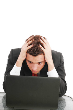 年輕的白人擔(dān)心與筆記本電腦商人