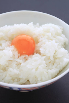 雞蛋和米飯?jiān)谕肜? style=