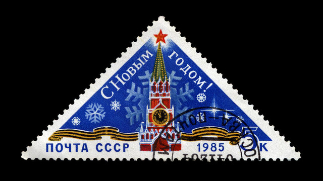 USSR -大約1984：郵票印刷在USSR；顯示為新年克里姆林紅星；大約1984。新年快樂(lè)1985