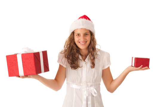 漂亮的女孩穿著像Santa的圣誕禮物