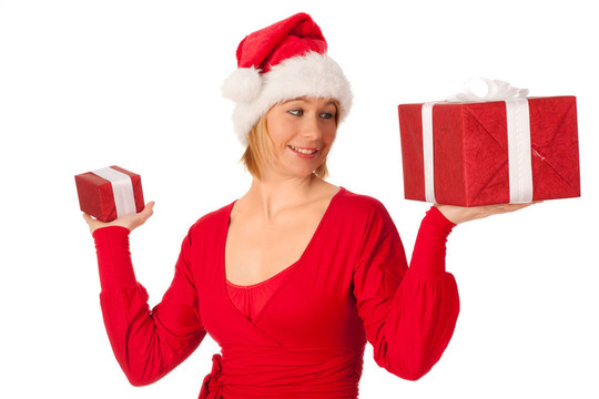 漂亮的女孩穿著像Santa的圣誕禮物