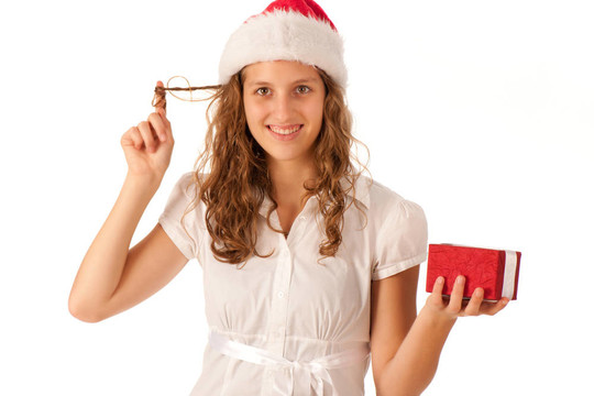 漂亮的女孩穿著像Santa的圣誕禮物