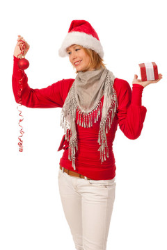 漂亮的女孩穿著像Santa的圣誕禮物