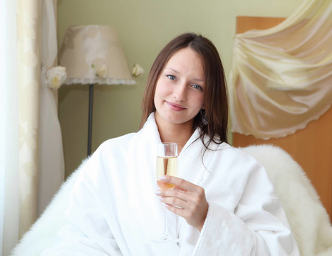 年輕女子帶著一杯香檳