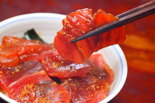 賴斯配生魚片金槍魚