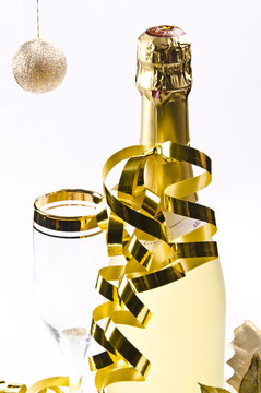 香檳酒；玻璃和新年前夕