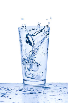 水濺在玻璃上