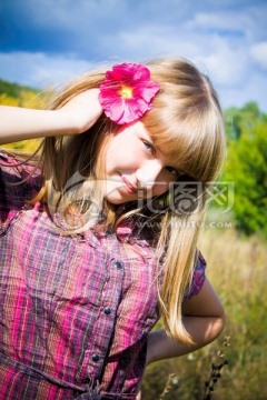 漂亮的女孩头发里有粉红色的花