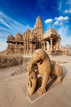 國王和獅子雕像和Kandariya Mahadev temple打架