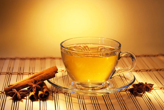 一杯芳香的茶在溫暖柔和的黃昏光