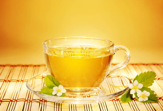 草莓茶在柔和溫暖的晨光中