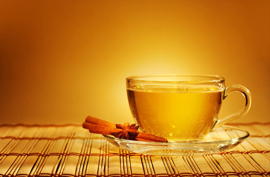 玻璃香水茶在柔和柔和的夜晚光線與復(fù)制空間