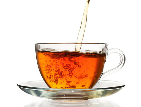 hearbal茶澆在杯白色隔離
