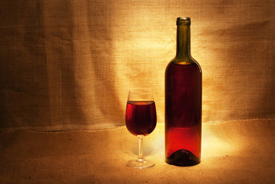 在溫暖的黃昏之光中的酒