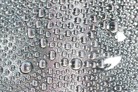玻璃表面上的水滴。
