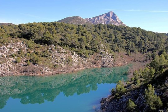 帶藍(lán)色河流的山地景觀；