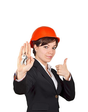 微笑的女建筑師帶鑰匙；在白色背景下孤立