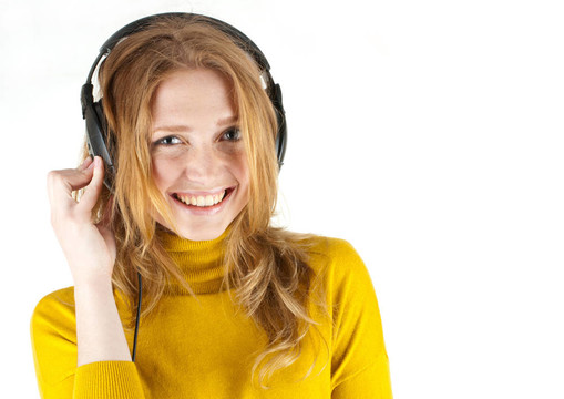 女人帶耳機聽音樂