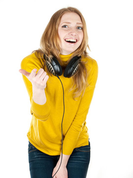 女人帶耳機聽音樂