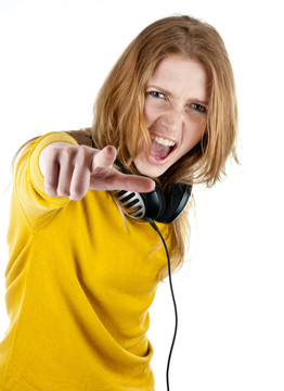 女人帶耳機聽音樂