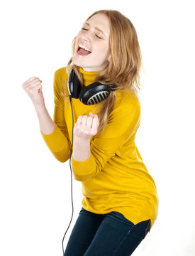 女人帶耳機聽音樂