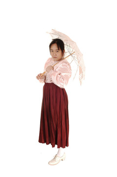 站在長(zhǎng)裙里的女人。