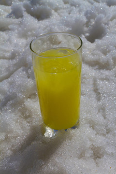 雪中的檸檬水