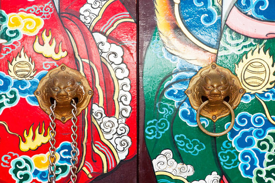 獅子門環(huán)上中華門表面