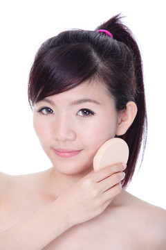 女人用化妝海綿面帶微笑
