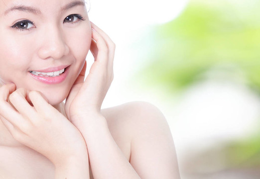 接近美麗的亞洲女人的臉