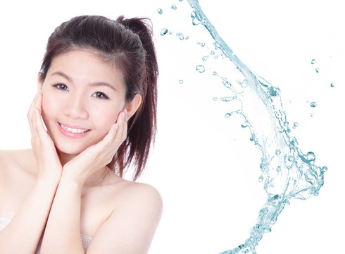 年輕女子臉上帶著飛濺的護(hù)膚露