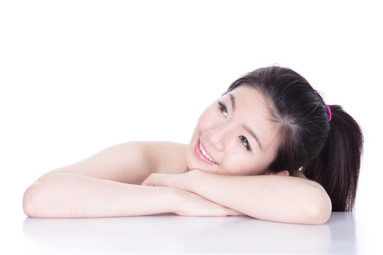 美女笑臉望向身邊
