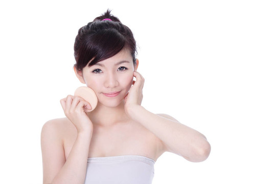 女人用化妝海綿面帶微笑
