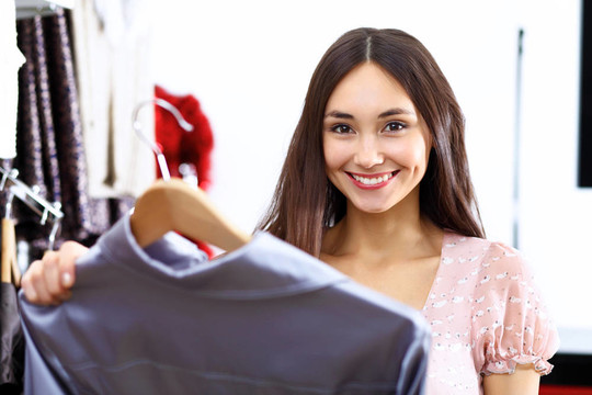年輕女人在商店里買衣服