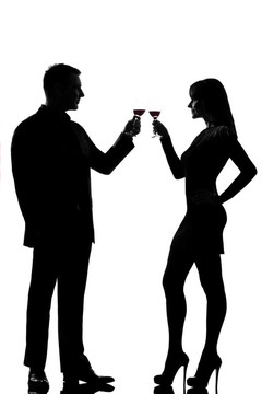 一對夫妻，男人和女人喝紅酒慶祝