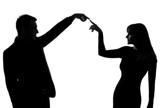 一對(duì)白人夫婦的男人和女人的手勢(shì)表達(dá)溝通的概念在工作室剪影孤立在白色背景