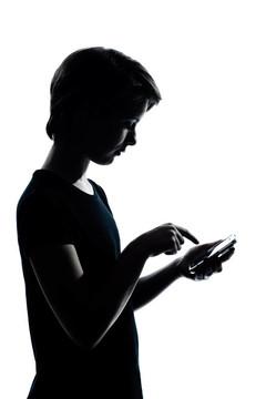 一個白人少年剪影的男孩或女孩的可視電話的視頻游戲的肖像工作室把孤立在白色背景
