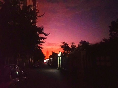 城市建筑物中的晚霞夕陽(yáng)西下