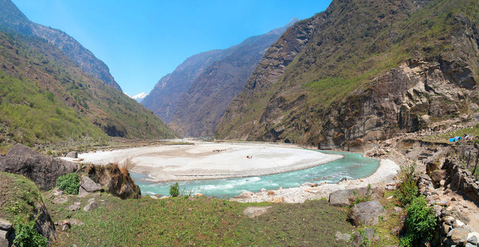 對(duì)marsyangdi河全景；西藏；尼泊爾。