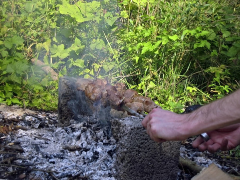 男人烤肉