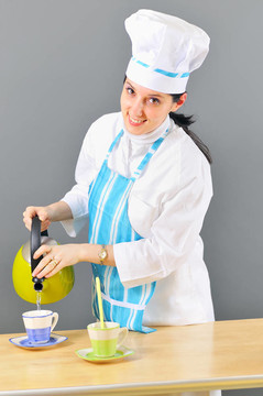 年輕女子打扮成廚師端茶