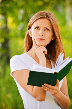 年輕體貼的女人控股書
