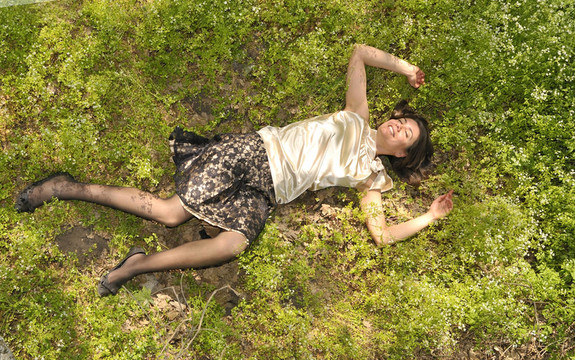 女人在草地上休息