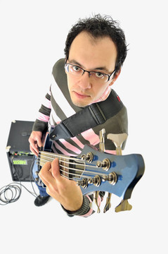 帶低音吉他和一個(gè)放大器的男孩