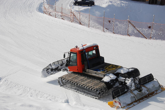 雪地履帶車在跑道上慢慢移動