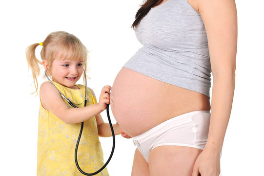未來的母親和她的女兒。